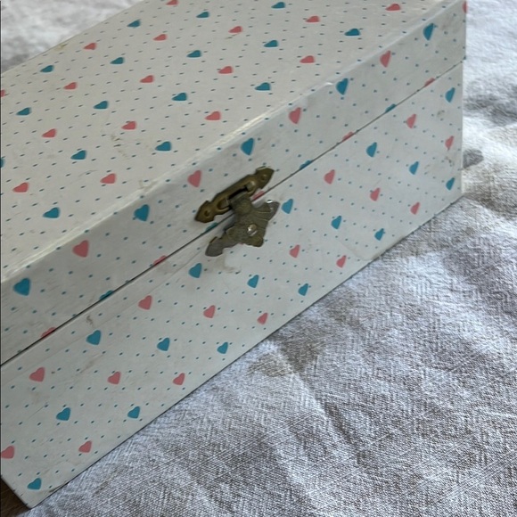Heart Patterned Jewelry Box - Picture 4 of 10